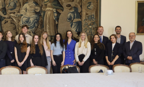 Studenti programu „Udržitelná transformace a evropská konkurenceschopnost“ si v Hrzánském paláci vyzkoušeli přípravu mandátu pro Evropskou radu
